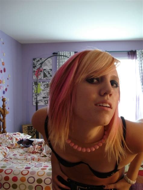 The Sex Vault Cute Emo Girl Shows Body