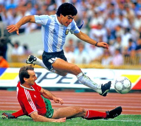 Viral Nueve Fotos Increíbles De Maradona En Su Mejor Versión En 2021 Insignias De Futbol