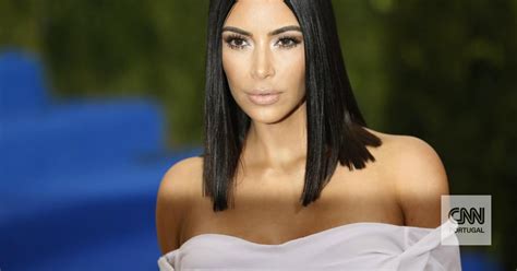 O Que Faz Kim Kardashian Nua Em Cima De Uma Rvore Cnn Portugal