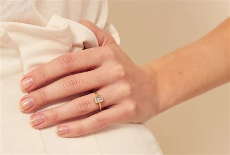 18 Minimalist Engagement Rings That Are Understated Perfection