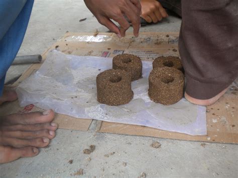 Selanjutnya, campurkan soda kue, garam, bawang putih, dan air kelapa. Cara Membuat Briket Serbuk Kayu Dengan Mudah - Distributor ...