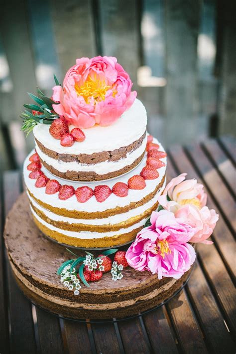 wedding cake budapest naked cake flower strawberry nekedcake hu flower cake budapest