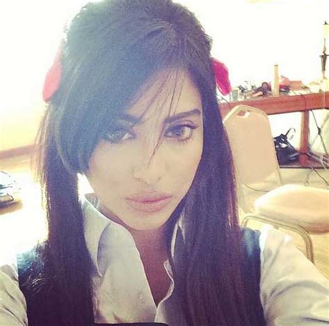 وبعد الغدأ قالت لي امي :لمار انا بطلع بروح عند خالتك ويمكن أطول اشوي فقلت : شيلاء سبت بملابس المدرسة ..صور