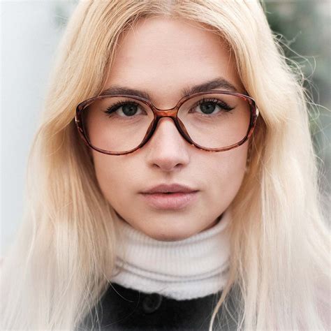 choosing glasses for blonde hair 2023