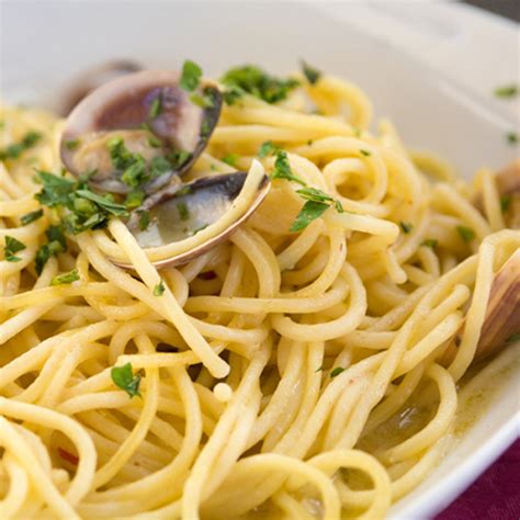 Amalgama gli ingredienti con i molluschi sgusciati e impiatta i tuoi magnifici spaghetti alle vongole! Spaghetti alle vongole: un piatto leggero ma molto nutriente