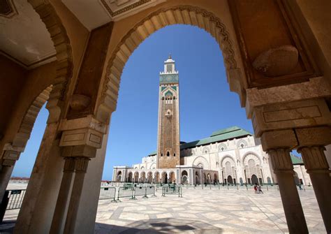 Hassan was considered by pious muslims to be a direct descendant of the prophet muhammad (ahl hassan, after taking a law degree at bordeaux, france, was appointed commander of the royal. Die Hassan II Moschee - Attraktionen in Casablanca ...