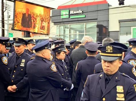 American News Broadcasting Despite Urging From Nypd Commish Cops Turn Backs To De Blasio At