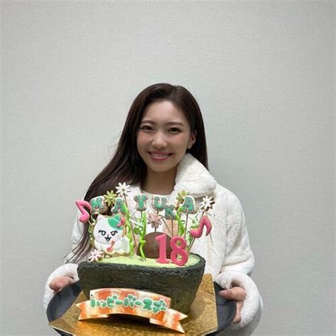 Niziu マユカ18歳誕生日のケーキとプレゼントが超豪華！ニジュー新曲。 メディアビーチ