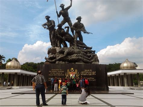 It was proclaimed a memorial park dedicated to the 11,000 people who died the granite base of the monument bears only inscriptions in english with roman script and malay with jawi script MENYUSUN SEJARAH MASA DEPAN..: TUGU NEGARA
