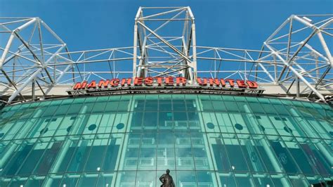 Manchester United supporters protest Glazers by blocking megastore