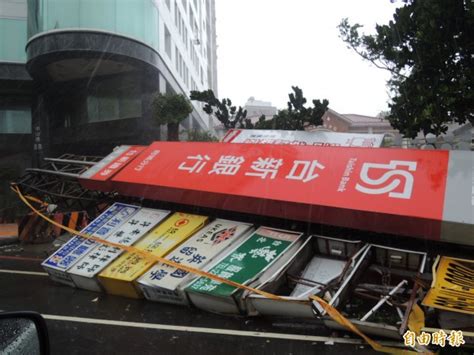 Jun 10, 2021 · 將導致南海的「西南氣流」增強，約於下周一(14日)前後抵達台灣附近，配合仍在北部海面徘徊的「梅雨鋒」，將有連續幾天為中南部帶來大量降雨的. 蘇迪勒中心出海引西南氣流 對中南部威脅才剛開始 - 生活 - 自由時報電子報