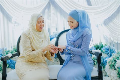Membuat gubahan hantaran pertunangan, hantaran perkahwinan dan perkhidmatan candy buffet dengan harga yang berpatutan. HANTARAN UNTUK MAJLIS PERTUNANGAN - SOCIAL LIGHT/SBXS ...