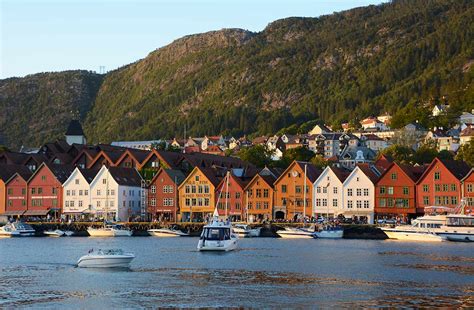 From norwegian bergen, from old norse bjǫrgvin (meadow between the mountains). Rantapallon kohdeopas: Bergen