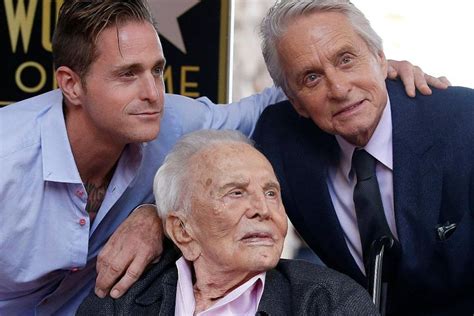 Miller/getty anne and kirk douglas with their son peter. Strepitoso compleanno per Kirk Douglas, 103 anni. Nel 1999 ...