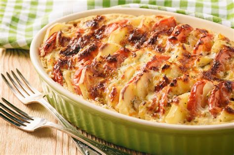 Yummy layers of potatoes, onions and bacon, topped with a creamy béchamel sauce! Cheesy Tomato Potato Bake - 12 Tomatoes