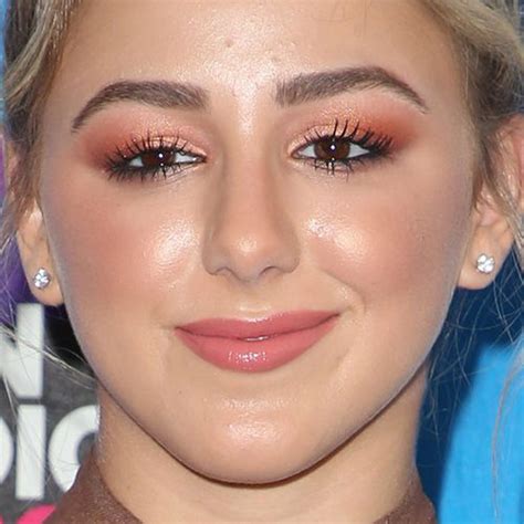 Chloe Lukasiaks Makeup Photos And Products Steal Her Style