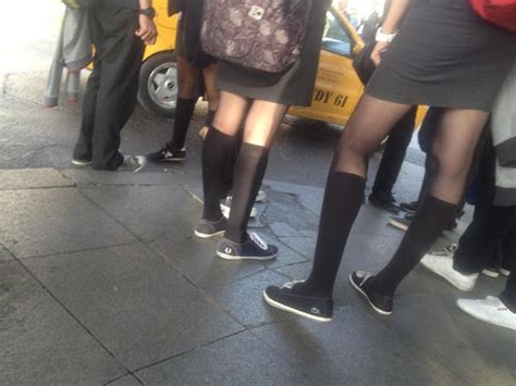 Külotlu çoraplı liseli kızlar gizli çekim bacaklar HD Fotoğraflar