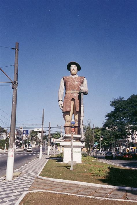 A estátua borba gato possui dez metros de altura e pesa vinte toneladas, sendo a fase mais difícil a colocação da cabeça, que, pesando três toneladas, foi alçada por mais de dez metros de altura. Estatua de Borba Gato, Estátua de Borba Gato ...