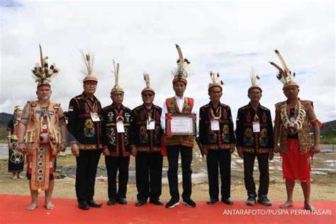 presiden jokowi menerima anugerah gelar adat dayak lundayeh