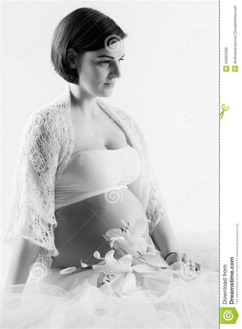 Schwangere Frau Mit Dem Nackten Bauch Und Den Wei En Blumen Stockfoto Bild