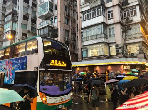 22、车路士对曼联：丁伟杰：曼联赢波，车路士有个球员就觉得好无瘾，但费sir就觉得好过瘾。 讲紧慨就系保斯尼治。 23、利华古逊对曼聨：（1） 托比 慕拿行出后备席慨框框大声闹自己班球员，裁判走过嚟警告佢。 香港非法游行造成的交通堵塞仍在加剧(图)|香港|游行_新浪新闻