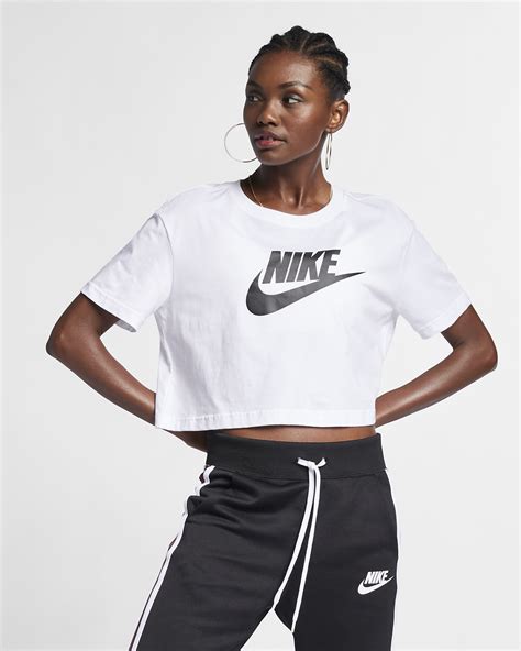Mix & match this t shirt with other items to create an avatar that is unique to you! Nike Sportswear Essential Kort T-shirt voor dames. Nike BE