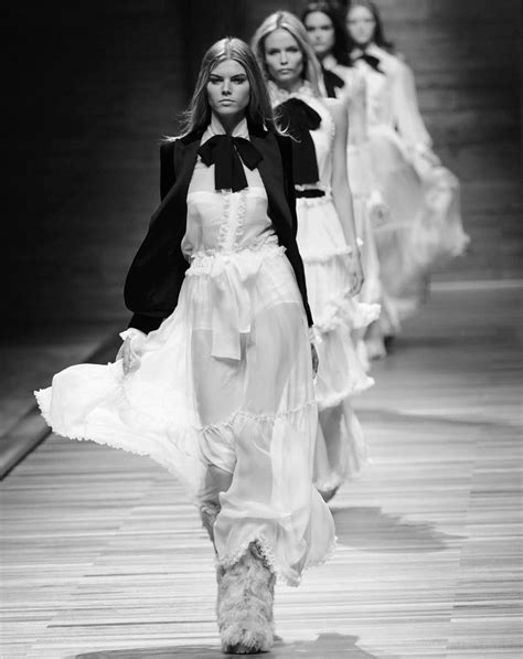 Black And White Runway Fashion Runway Whatswhatoneverything