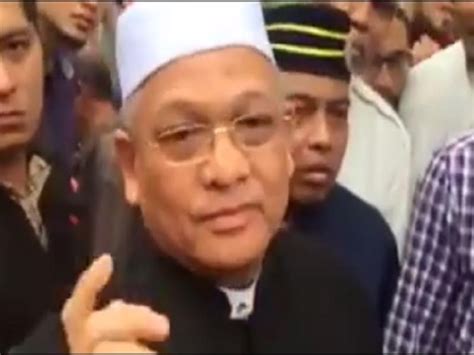 Negara kita indonesia juga memiliki sebuah masjid yang patut dibanggakan. Imam Masjid Negara ditampar ketika solat Jumaat hari ini