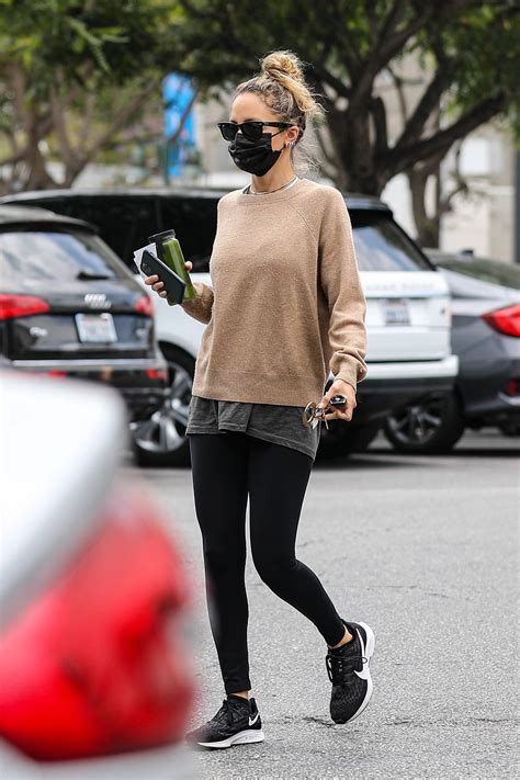 Nicole Richie Stops By The Market In Beverly Hills 04 Gotceleb