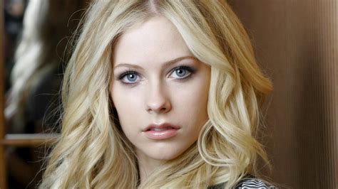 Avril Lavigne Women Blonde Face Singer Celebrity Women Indoors