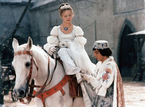 Seit jahren ist er als kultfilm fester bestandteil des. Aus Schloss Moritzburg: Aschenbrödels Kleid geklaut ...