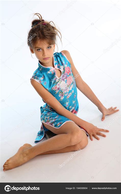 Hermosa Chica Vestido Azul Asiático Está Sentado Descalzo Elegante Niño