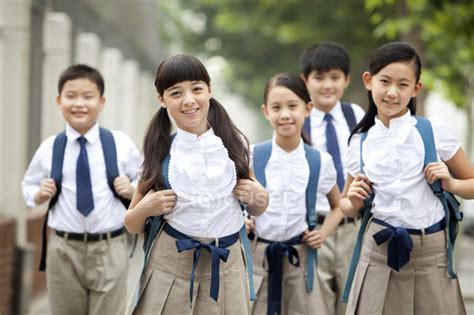 Chinese Schoolchildren In School Uniform Posing On Street — Backpacks
