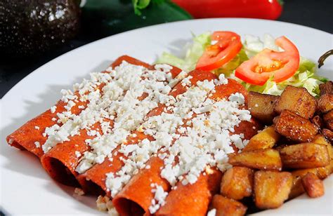 Enchiladas Rojas Con Salsa De Ajonjolí Rellenas De Chicharrón Prensado Cocinadelirante