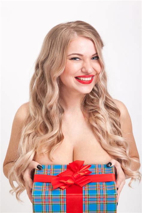 Seksowna Atrakcyjna Naga Dziewczyna Z Dużymi Piersiami Zdjęcie Stock Obraz Złożonej Z Hairball