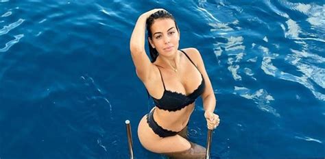 georgina rodríguez revoluciona instagram con su posado navideño más sexy