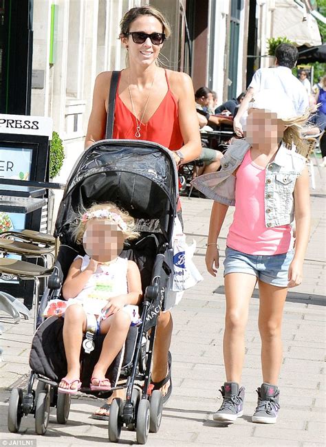 Bec Hewitt Takes Her Two Adorable Lookalike Daughters On Shopping Trip In London Daily Mail