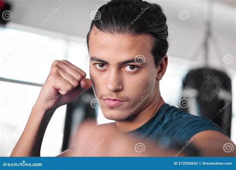 Retrato Boxer Punch Y Hombre En Gimnasio Listos Para Empezar Entrenamiento O Ejercicio