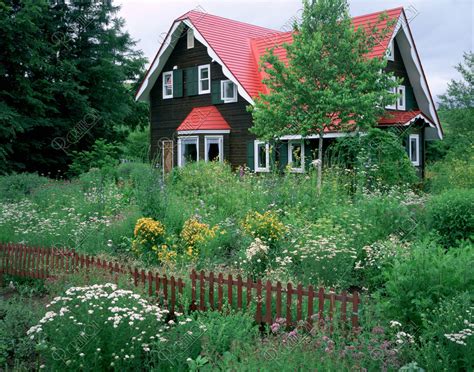 赤い家とハーブ畑 | ストックフォト | アールクリエーション