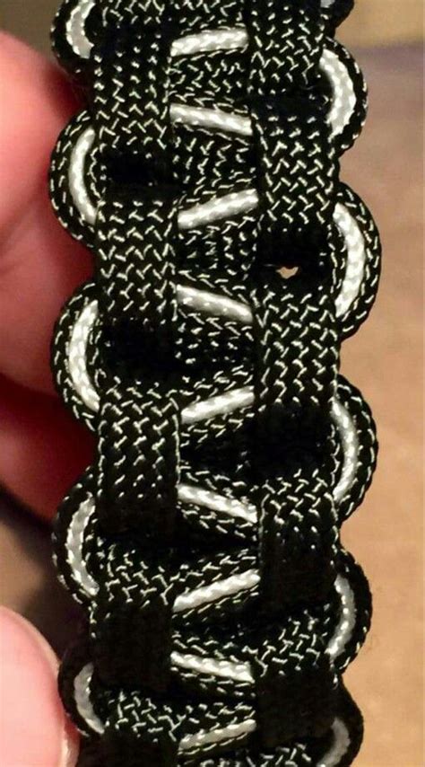 With this braid you can add tracer. Paracord bracelet/What's the name of the pattern? … | Paracord bracelet patterns, Paracord ...