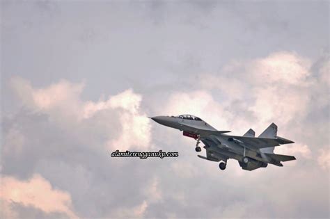 Su 35 siap mendarat di pangkalan udara iswajudi ,, seharusnya bublik tidak boleh tau dimana su 35 di tempatkan tapi. Alami Terengganu: Hari Terbuka Pangkalan Udara Gong Kedak TUDM