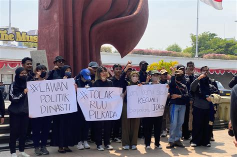 Kawal Putusan Mk Masyarakat Surabaya Gelar Aksi Demo Di Tugu Pahlawan