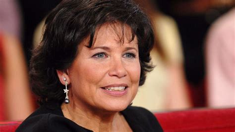 Découvrez sa biographie, ses photos, vidéos et interviews exclusives… mardi, anne sinclair était l'invitée de l'émission «au tableau !» diffusée sur c8. Anne Sinclair - La biographie de Anne Sinclair avec Gala.fr