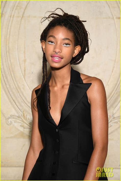 She is the daughter of will smith and jada pinkett smith, and the younger sister of jaden smith. Willow Smith Rocks Silver Eye Makeup at Dior Show | Photo ...
