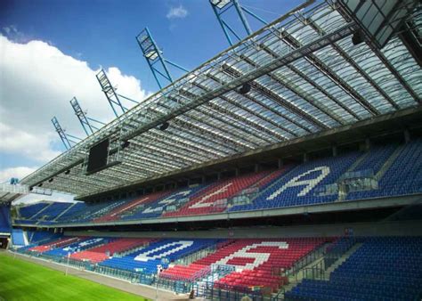 Poza podstawowymi danymi, można znaleźć informacje o adresie, cenach na stadionie, prawach do. Wisła Kraków - Aluco System