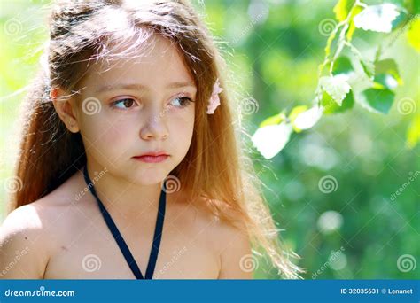 Несчастная маленькая девочка Стоковое Изображение изображение насчитывающей внимательность
