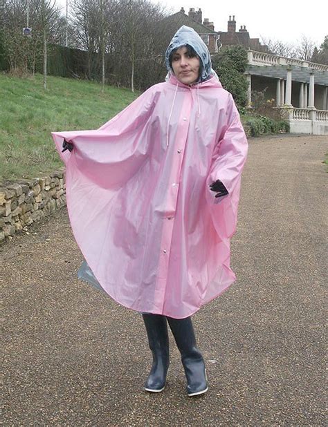 Ein Rosa Pvc Poncho Ber Dem Transparenten Regenmantel Regen Mode