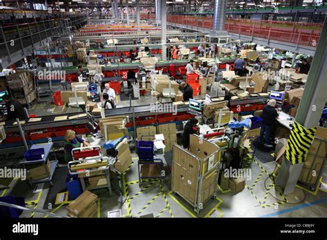 Amazon Warehouse Workers Hi Res Stock Photography And Images Alamy