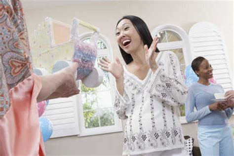 A las esposas se les debe decir con anticipación que traigan algunos artículos para vestir a sus bebés. Baby shower: ¡juegos dinámicos y divertidos! | Fiesta101