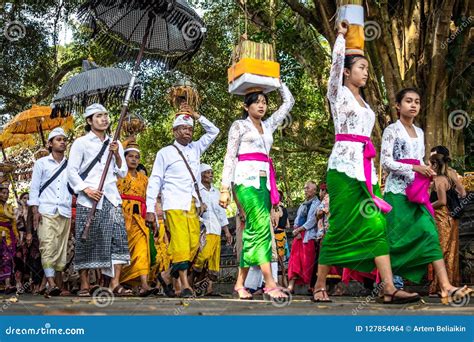 Bali Indonesia September 25 2018 Balinese Women In Traditional